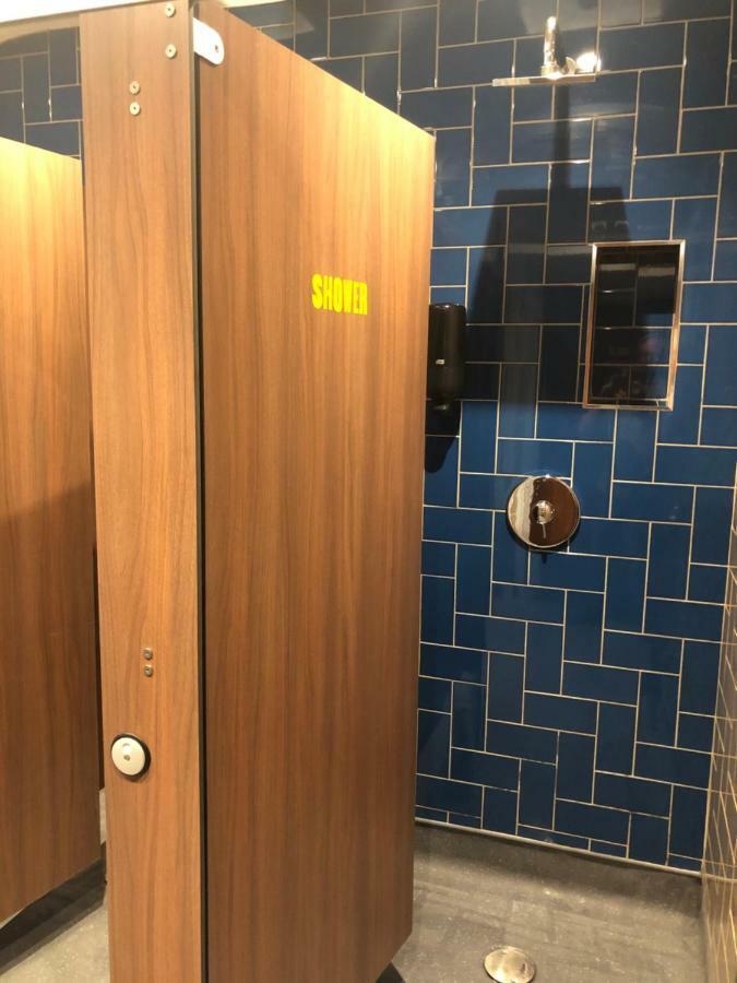 Lit dans Dortoir pour Femmes de 9 Lits avec Salle de Bains Commune