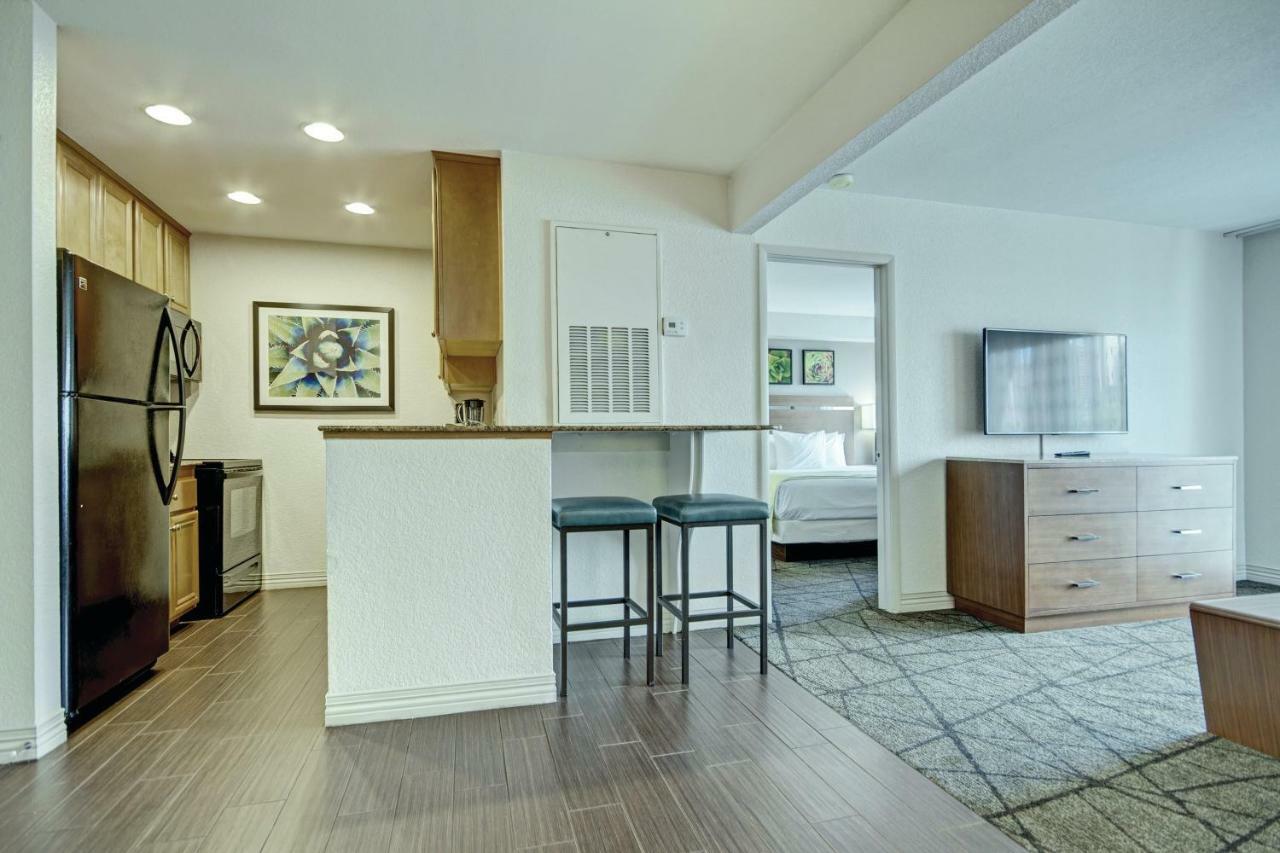 One-Bedroom Suite No Resort Fees,1589506023:JPEG