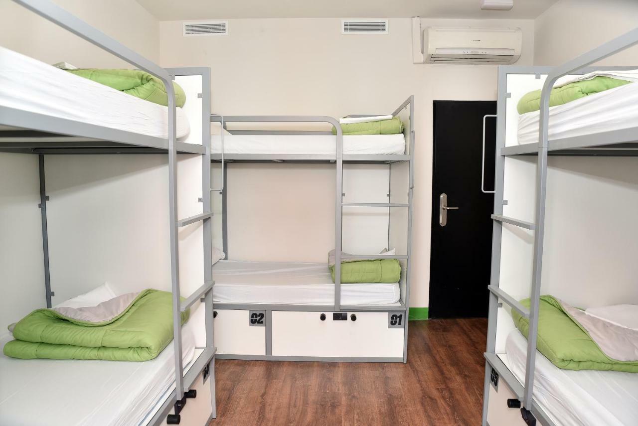 Cama individual en dormitorio compartido femenino de 12 camas