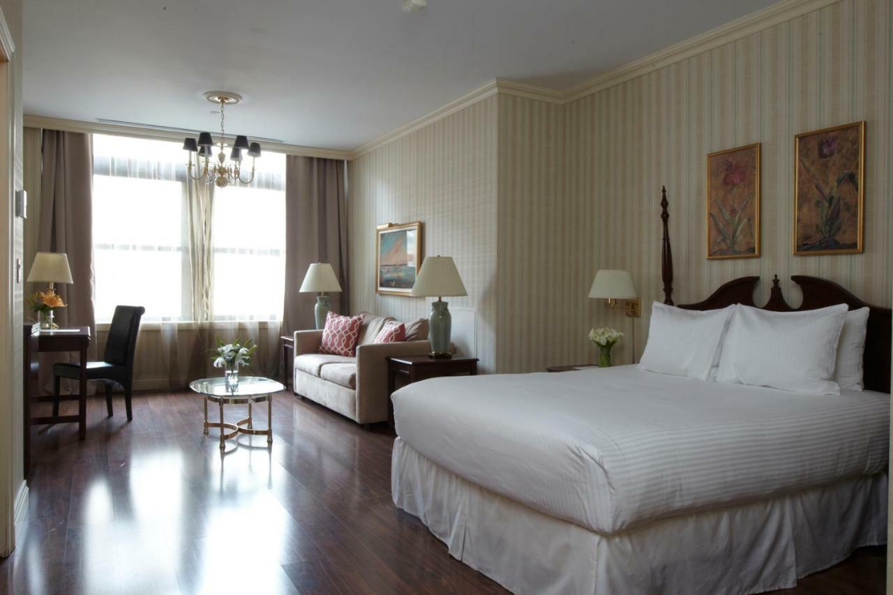 Deluxe King Suite,704155363:JPEG