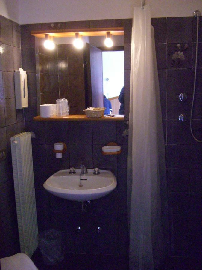 Camera Matrimoniale/Doppia con Letti Singoli con Bagno in Comune