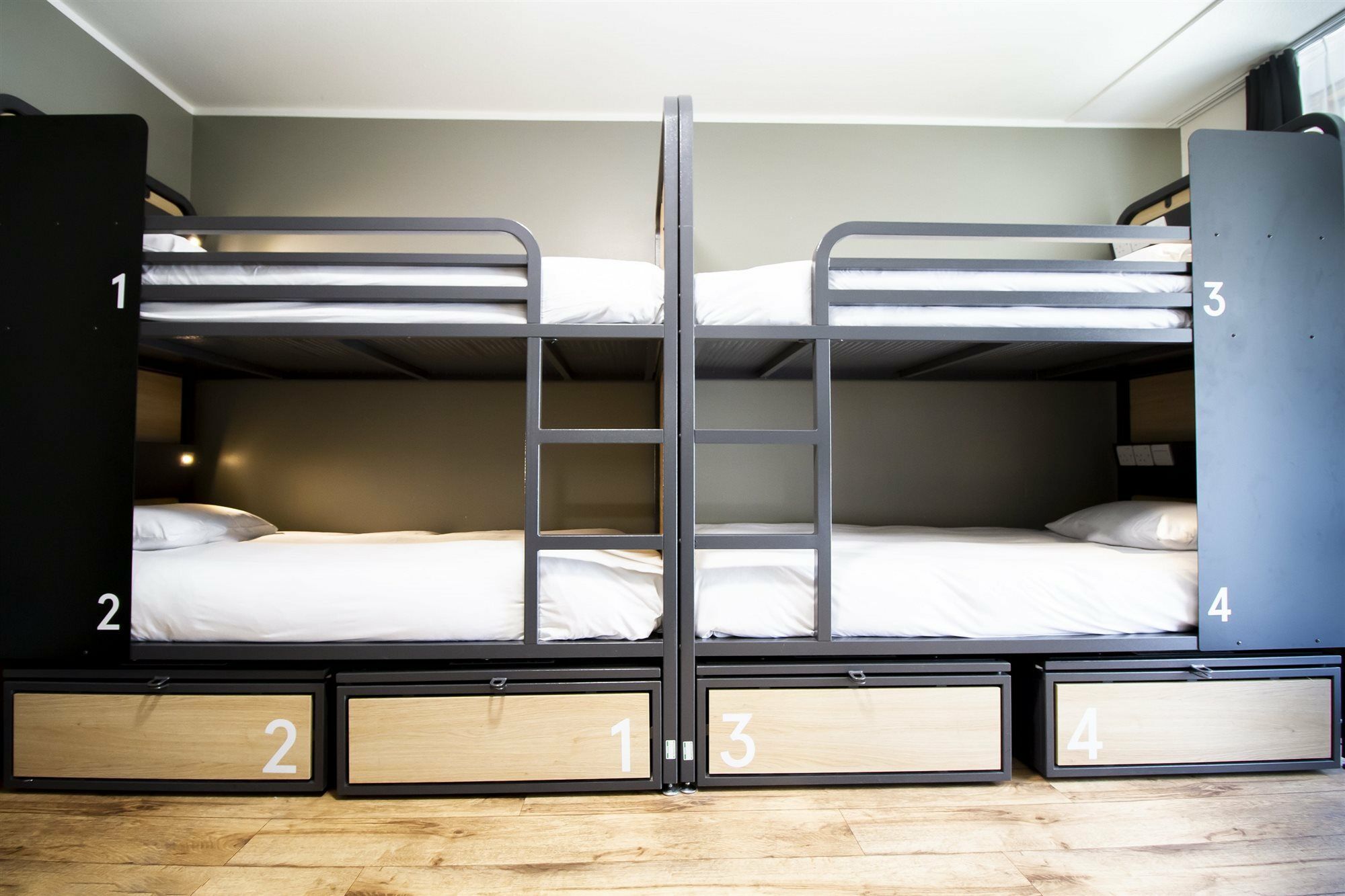 Bed in Kleine Slaapzaal met Eigen Badkamer