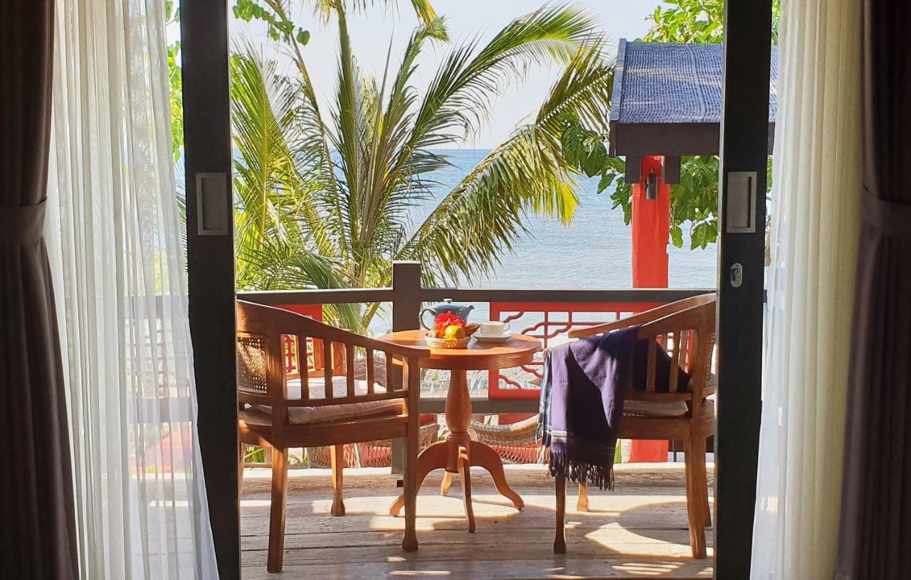 Amed Romantic Beachfront Cottage