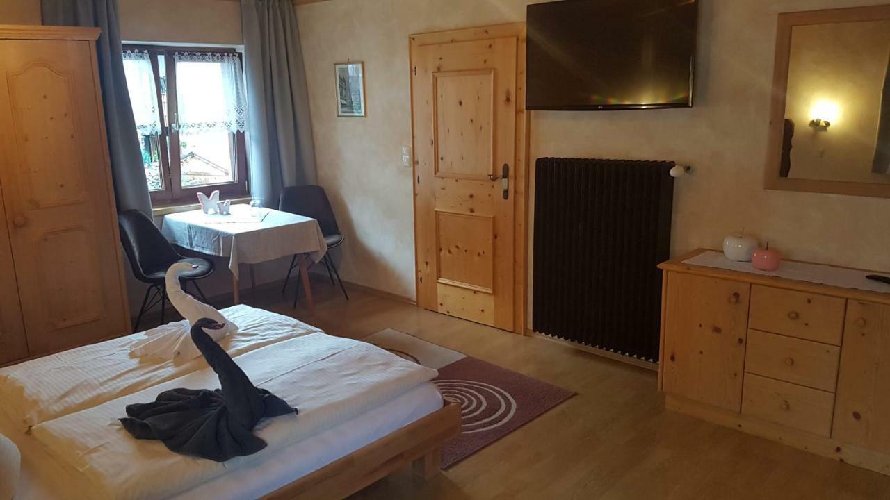 Doppelzimmer mit eigenem Bad und Balkon