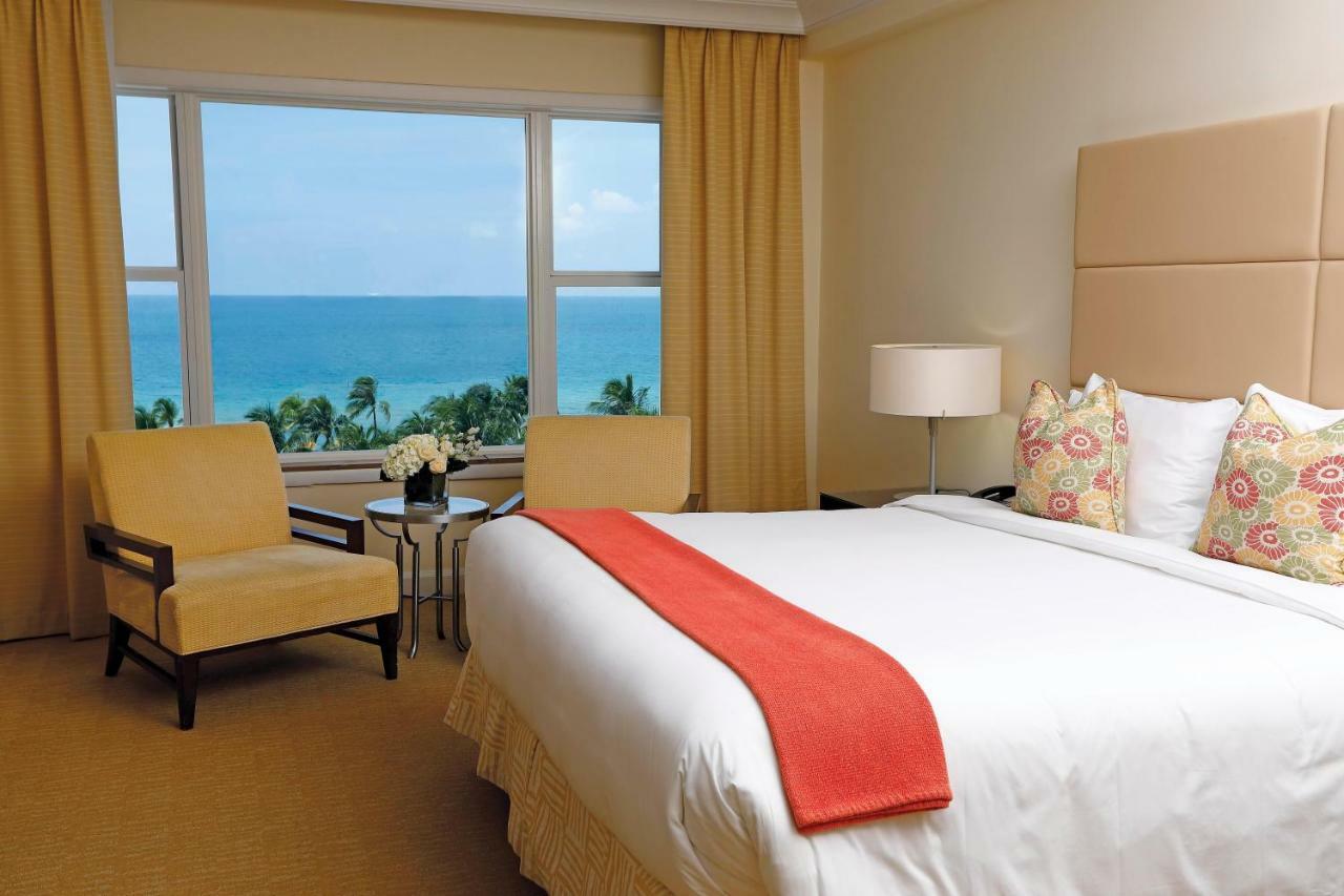 Habitación con cama extragrande y vistas al mar