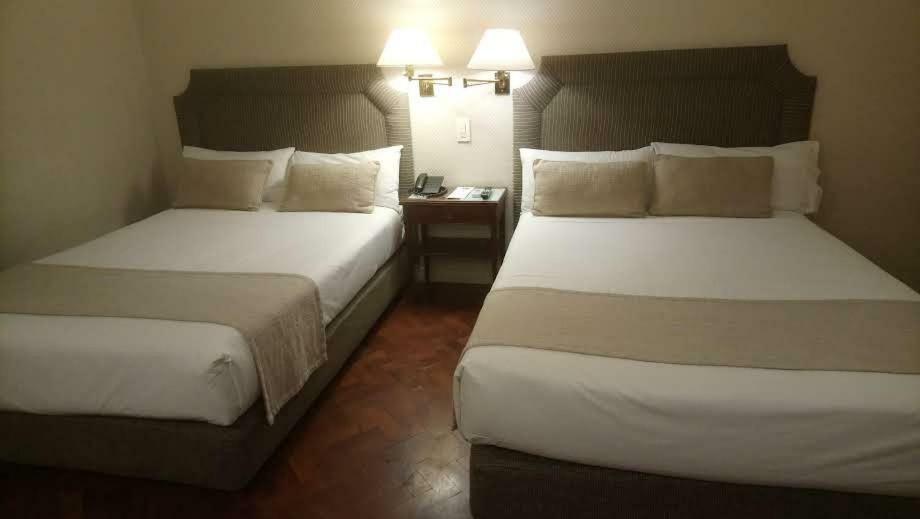 Quarto com 2 Camas de Solteiro