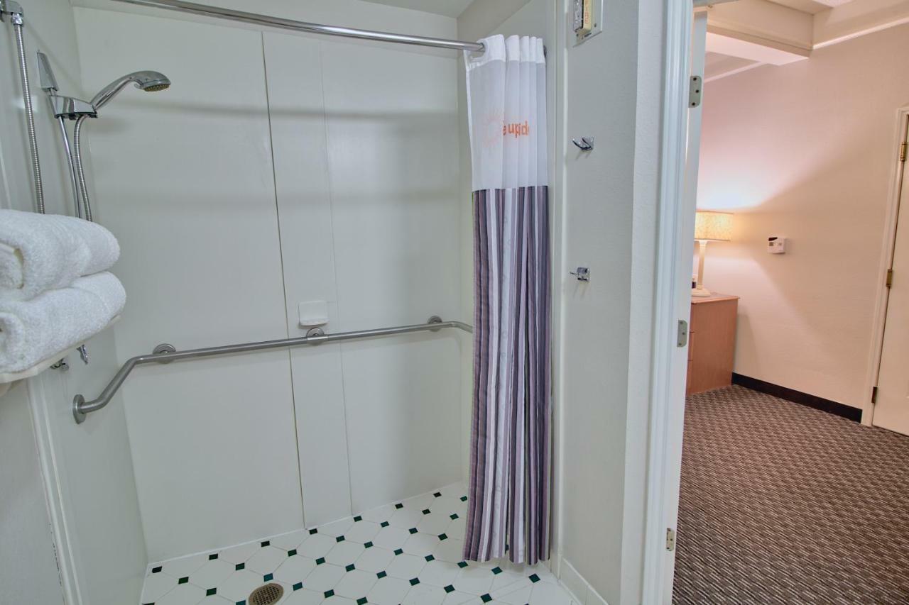 Deluxe Room with Two Double Beds and Mobility/Hearing Access, Bathtub with Grab Bars