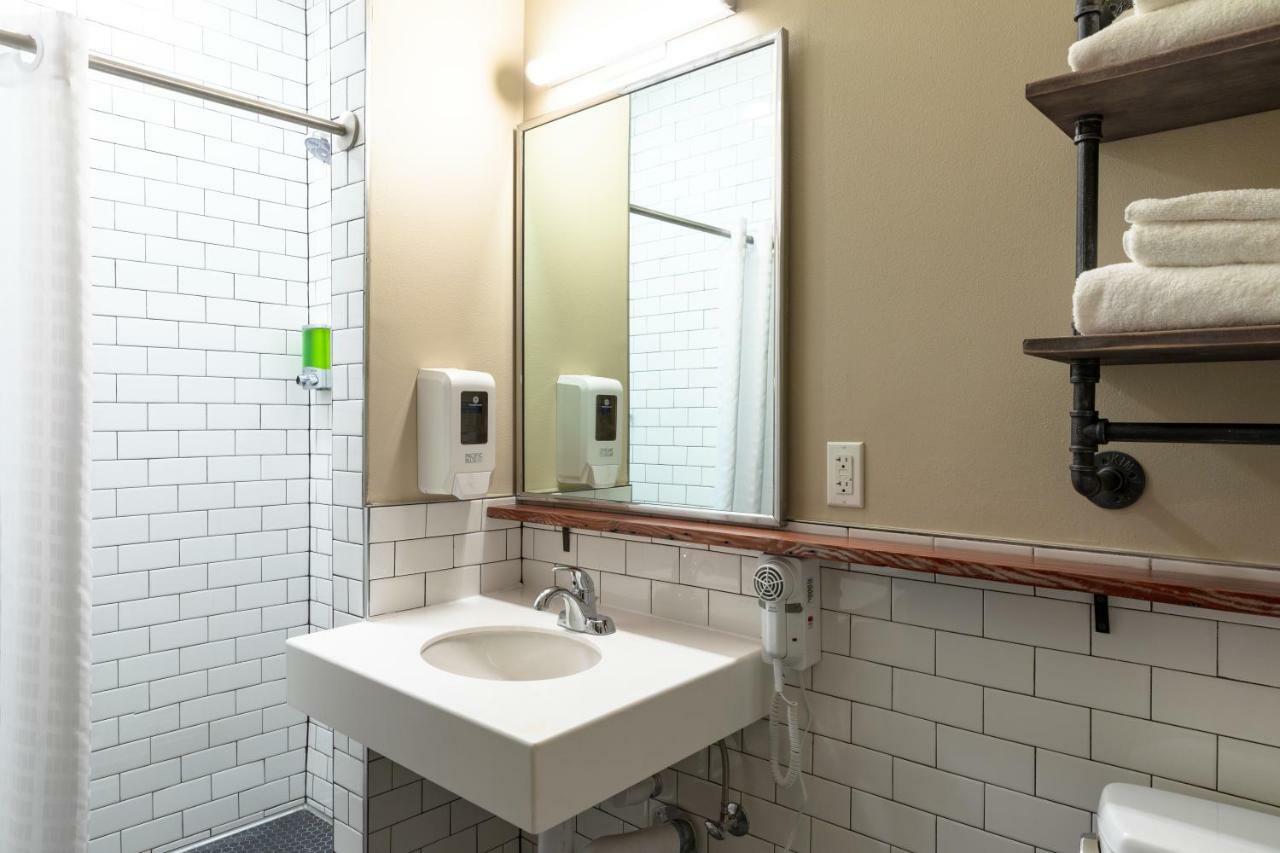 Hébergement Privé avec Lit Queen-Size, Lits Superposés et Salle de Bains Privative