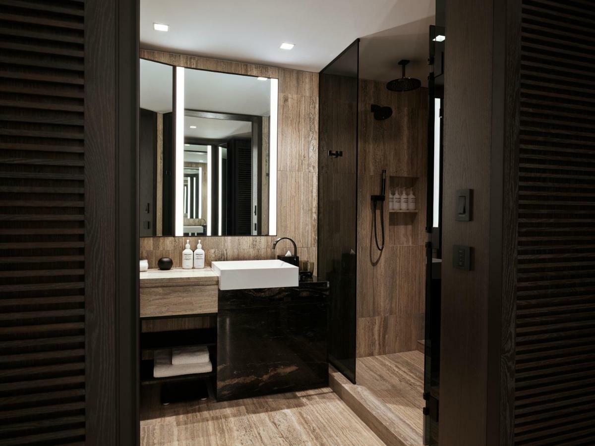 Premier Skyline View Guestroom, 1 King Bed Mobility Accessible