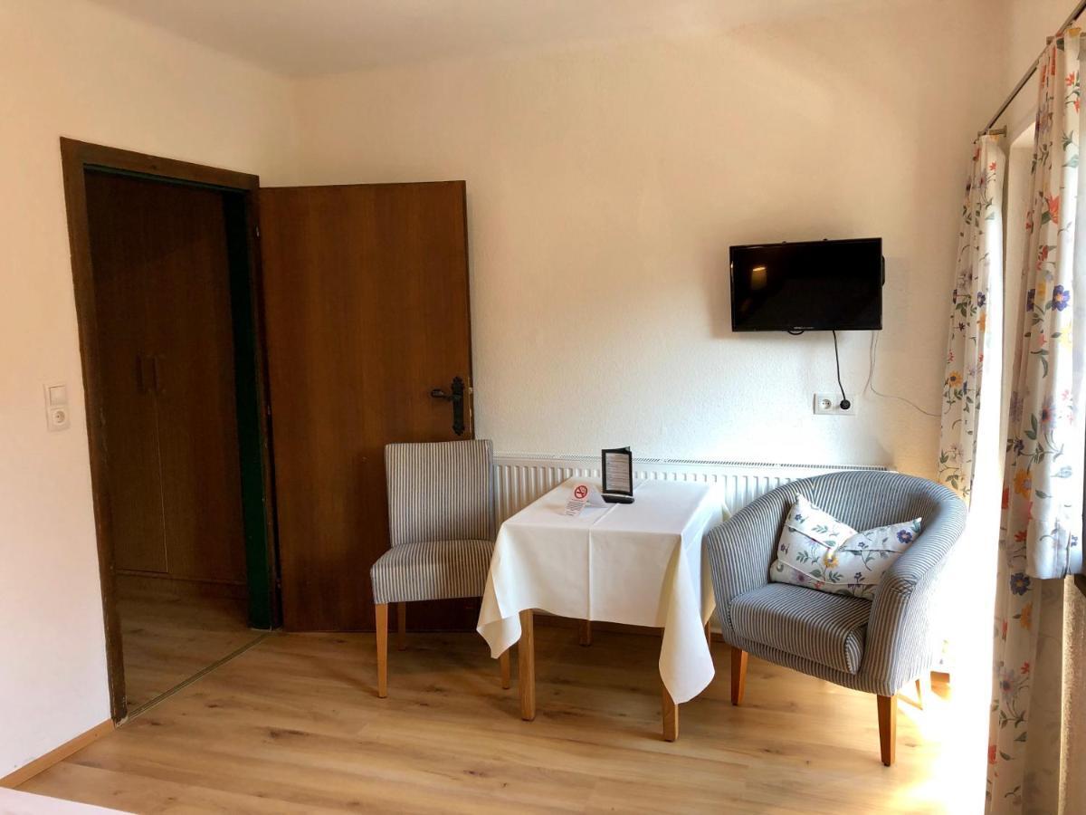Familienzimmer mit separatem Schlafzimmer