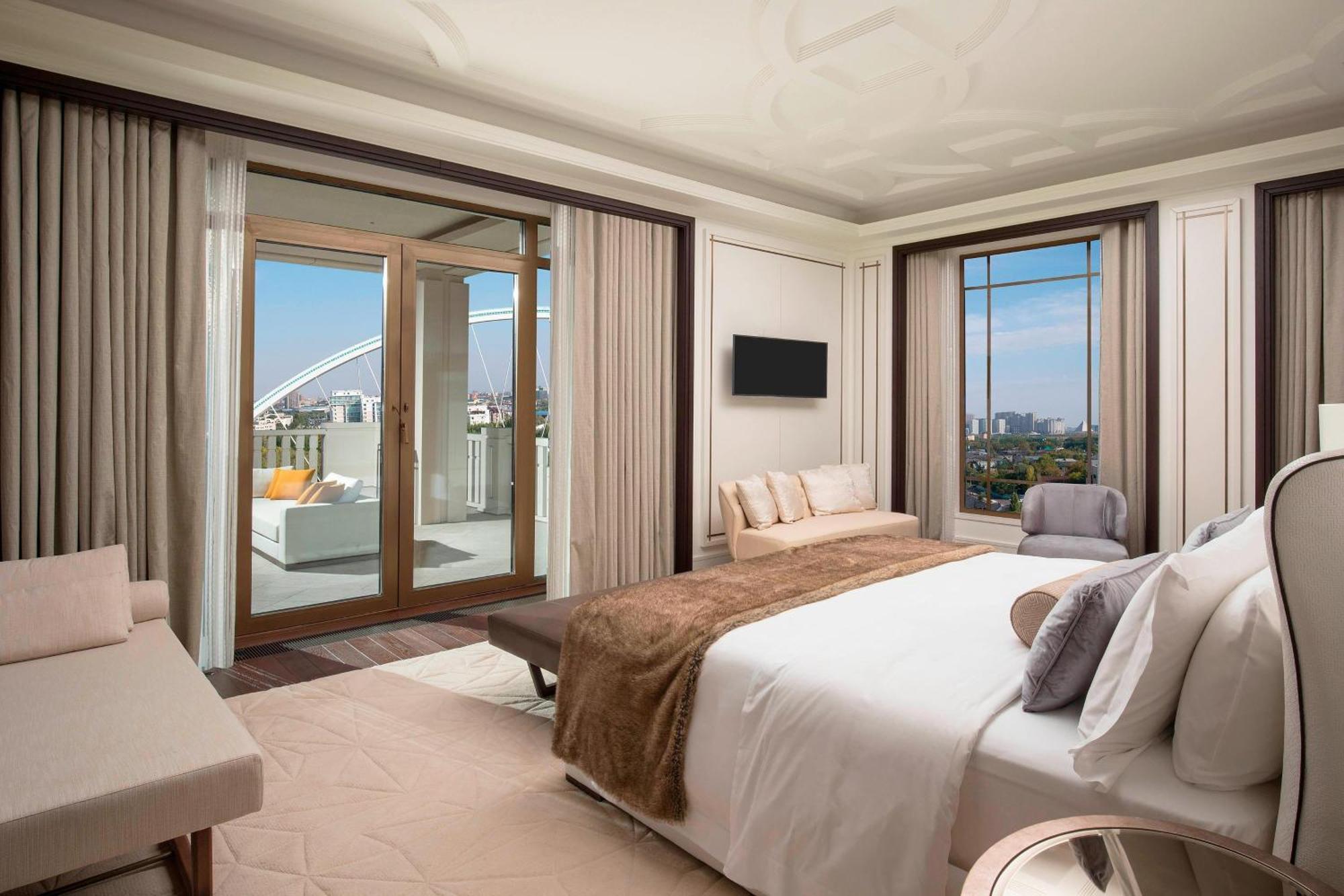 Präsidentensuite mit Aussicht auf den Fluss Ischim und großer Terrasse