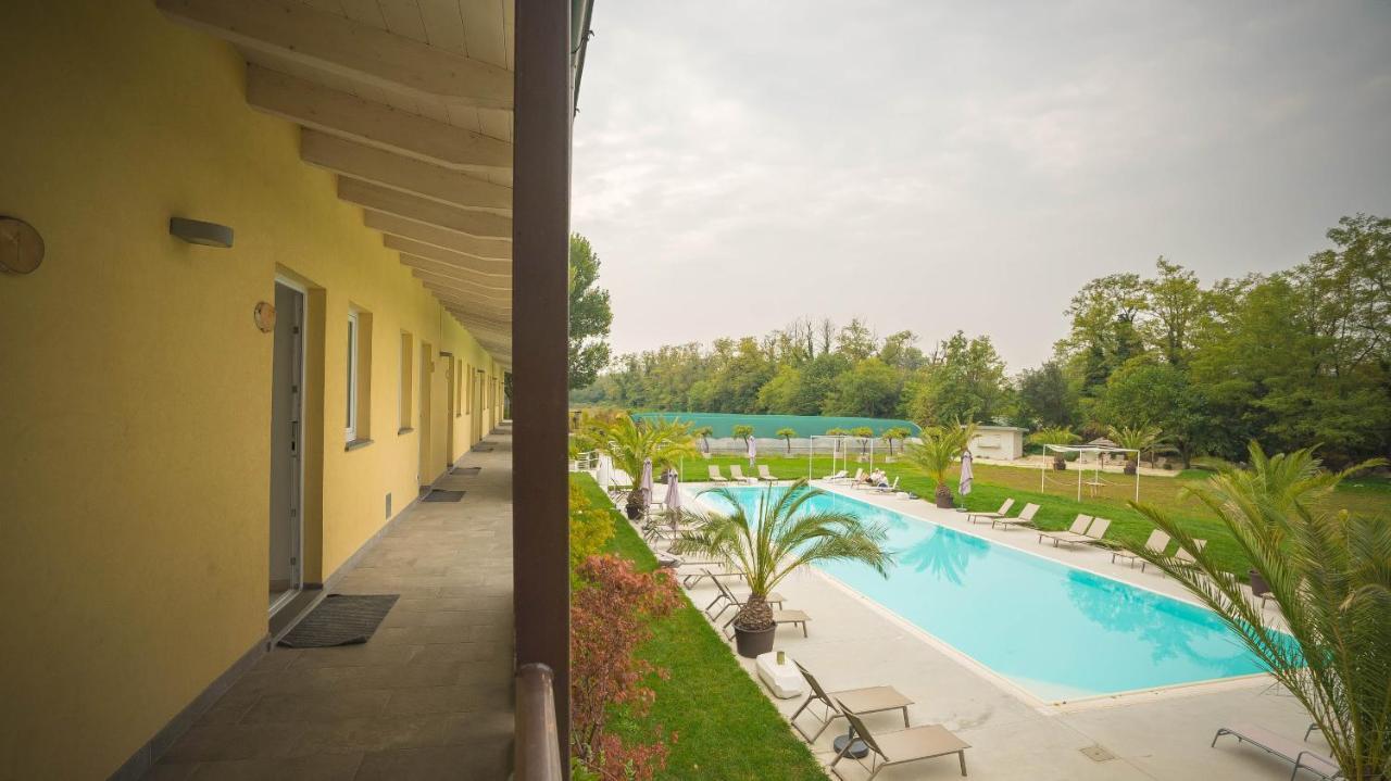 Dreibettzimmer mit Poolblick