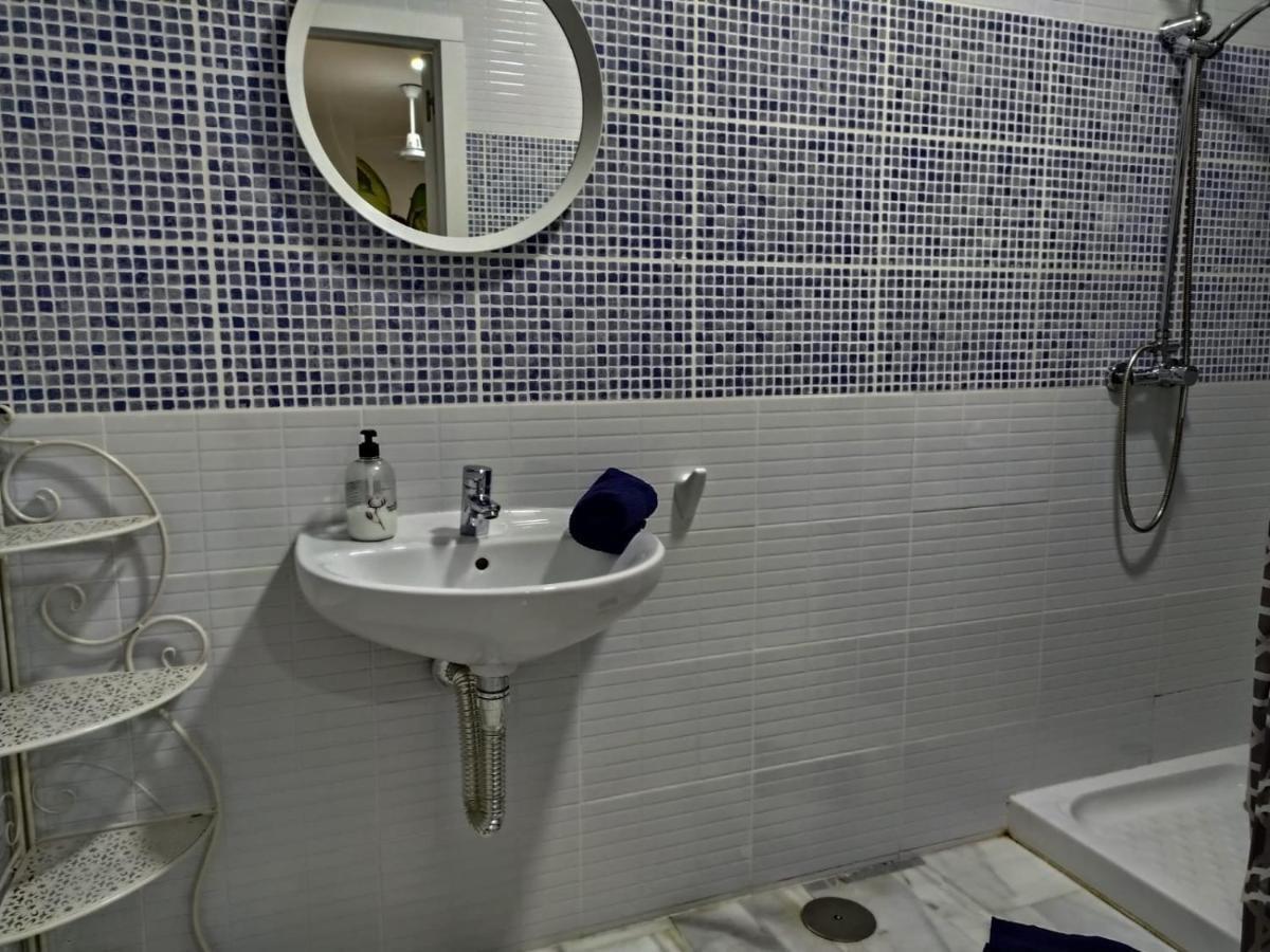 Tweepersoonskamer met 2 Aparte Bedden en Eigen Badkamer
