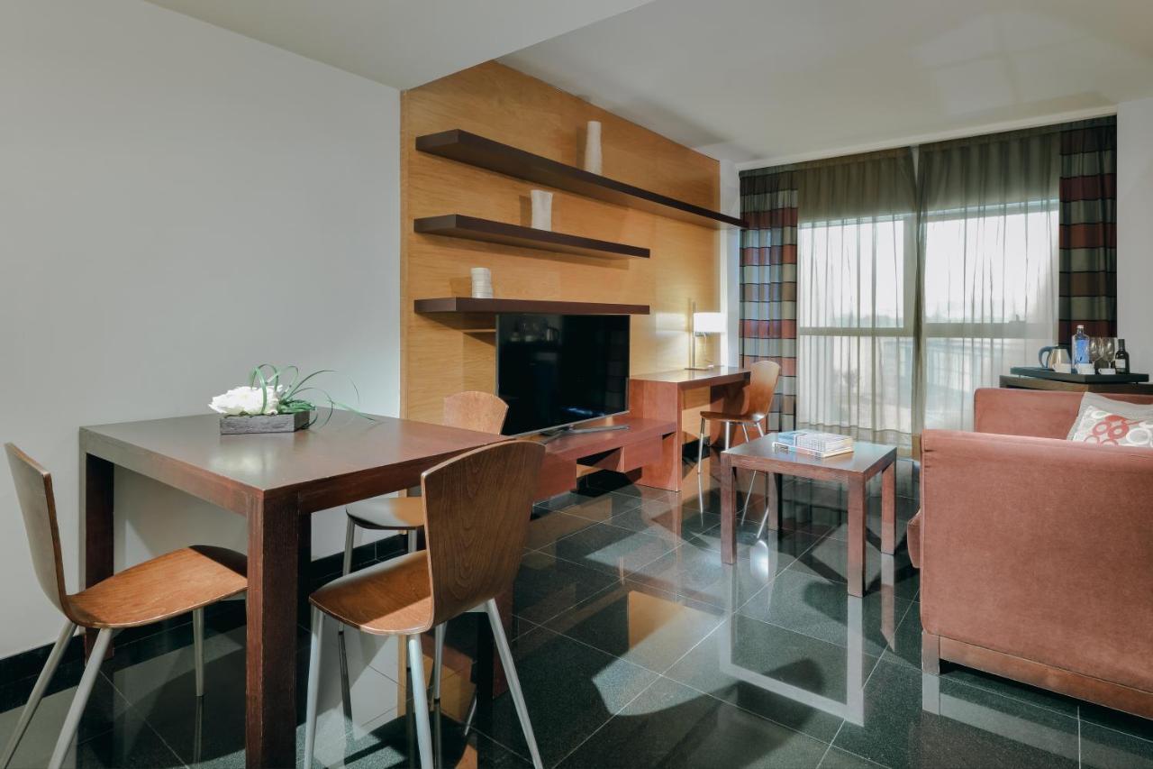 Family Room,932492638:JPEG