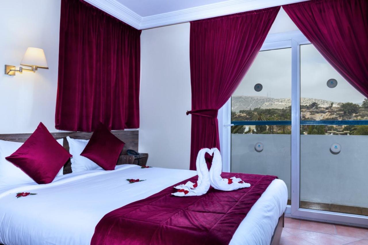 Camera Matrimoniale/Doppia con Letti Singoli con Vista Piscina