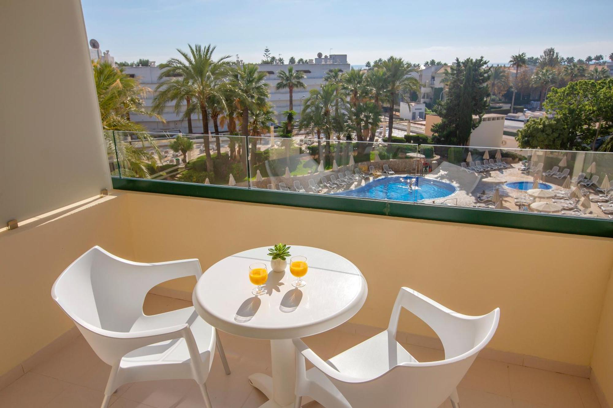 Doppelzimmer mit Balkon und Poolblick