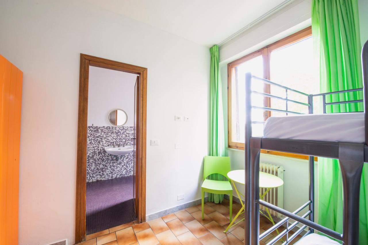 Camera Privata con 6 Letti e Bagno Interno