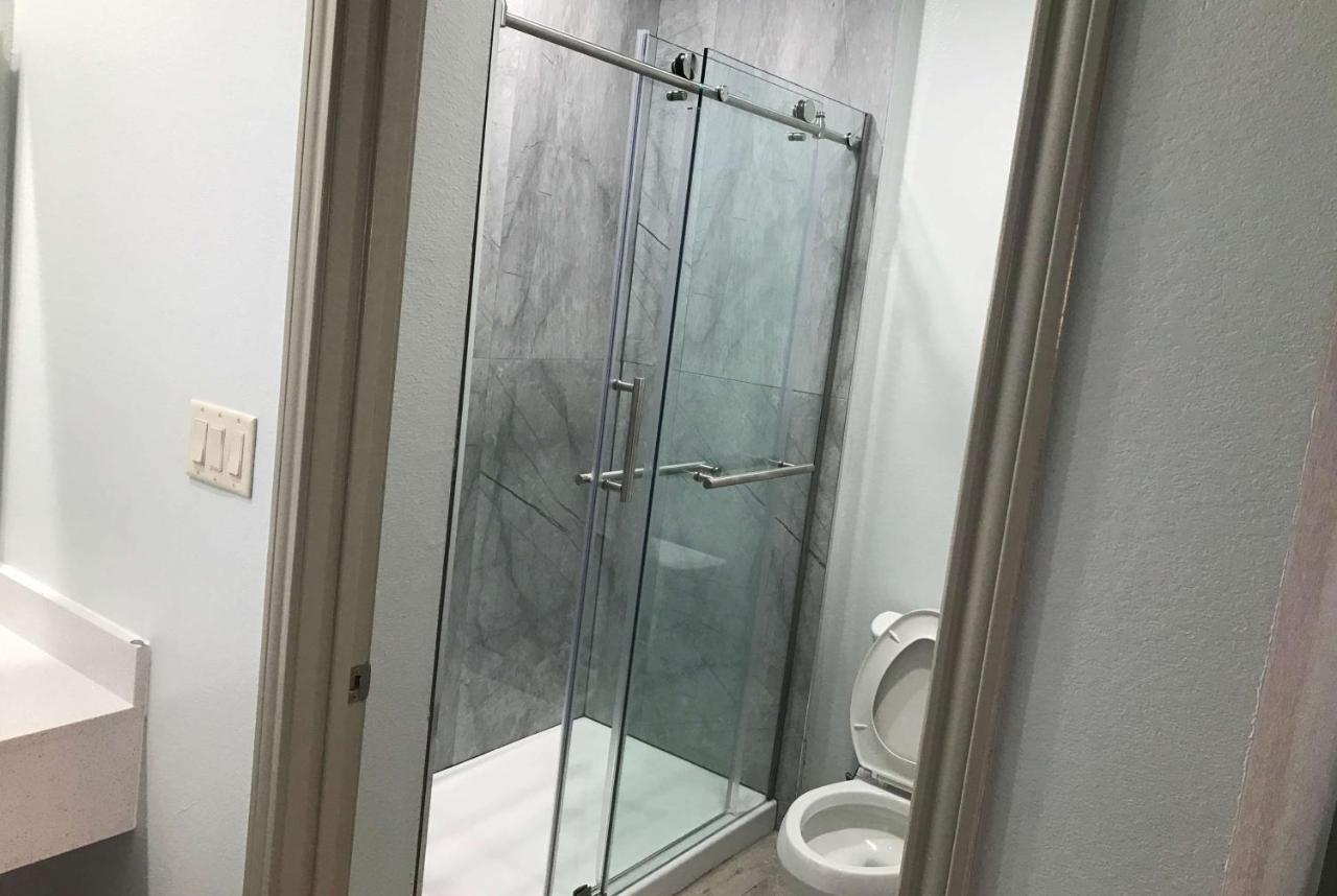 King Room with Mobility/Hearing Accessible Bath Tub with Grab Bars - Non-Smoking