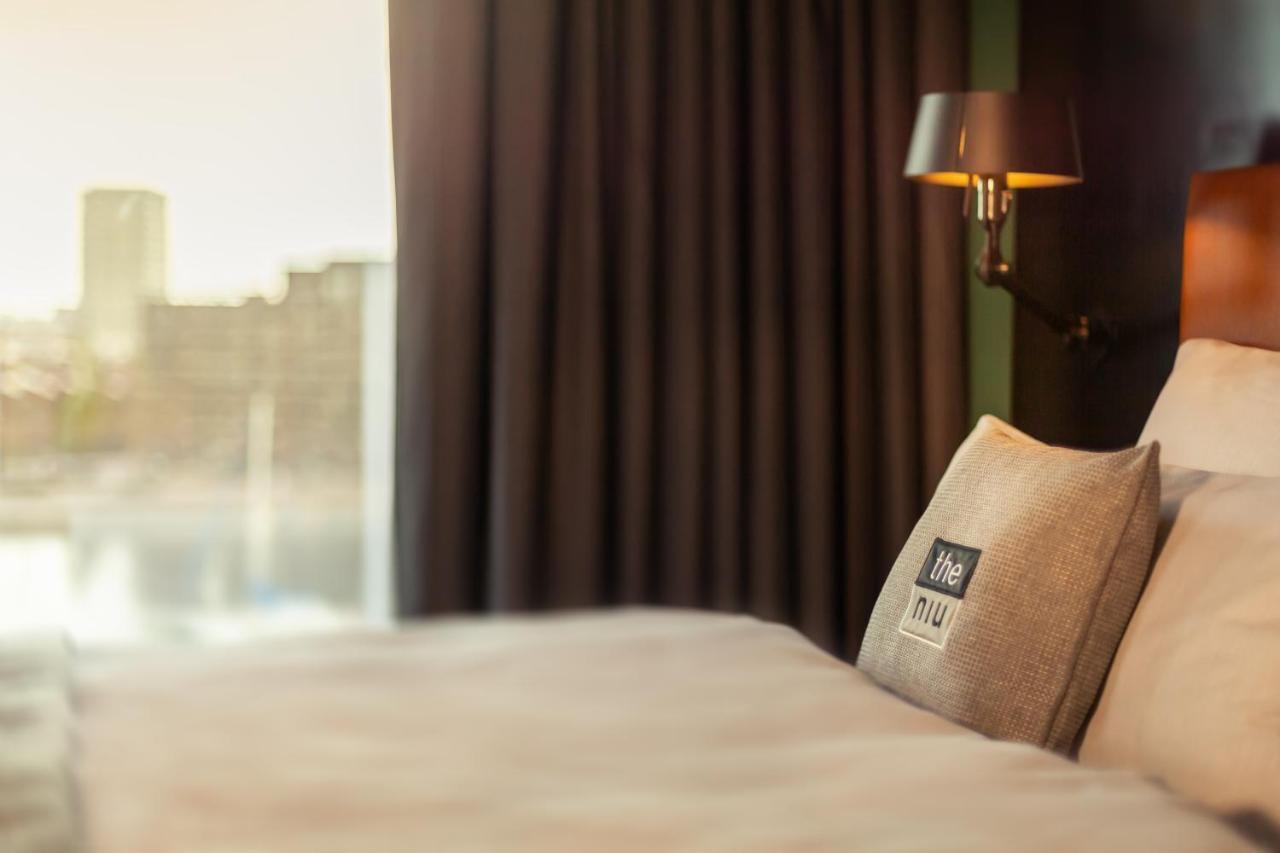 Habitación Premium con sofá cama, cama grande y vistas al puerto