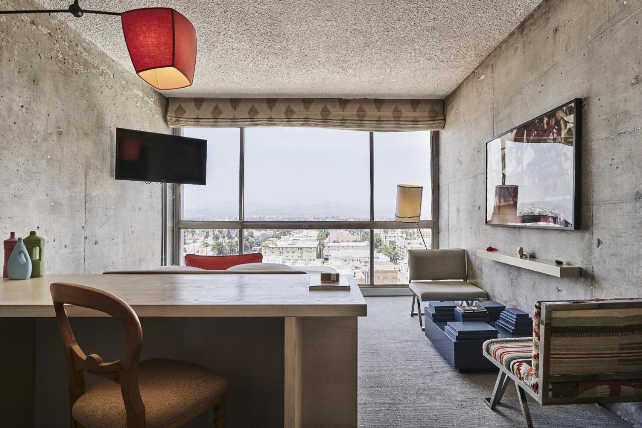 Habitación con cama extragrande y vistas a la montaña