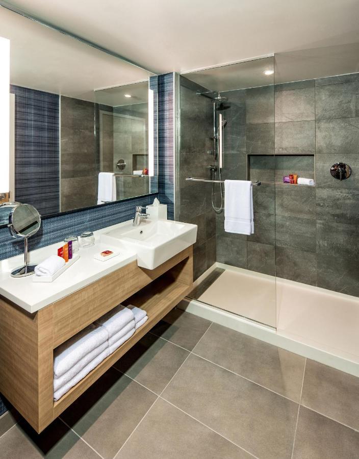 Quarto Superior com Cama King-size, Chuveiro Acessível a Cadeirantes e Vistas da Cidade e do Parque - Acessível para Hóspedes com Mobilidade Reduzida