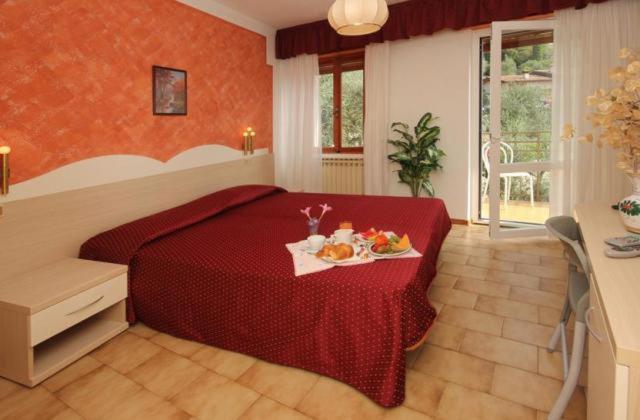 Doppel-/Zweibettzimmer mit Balkon