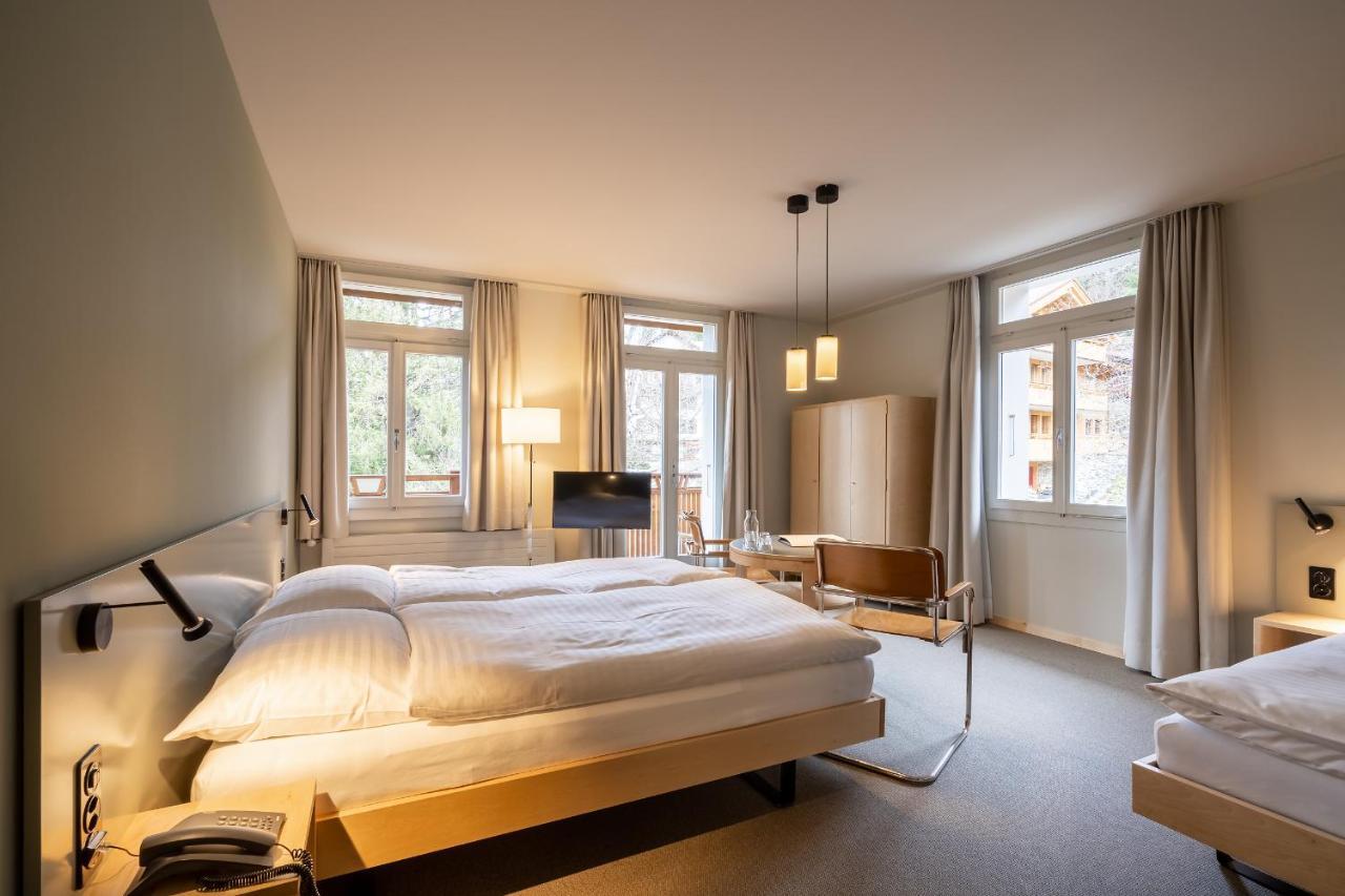 Dreibettzimmer mit Balkon und Gartenblick