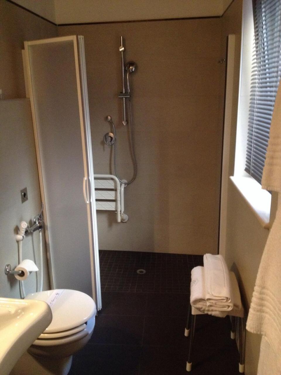 Chambre Triple Accessible aux Personnes à Mobilité Réduite