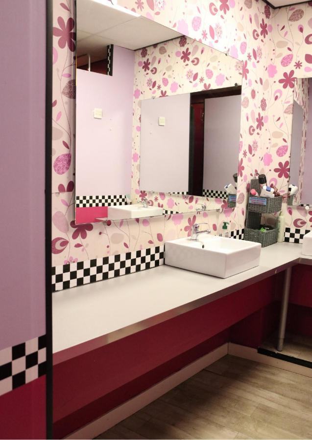 Cama en habitación compartida femenina de 8 camas