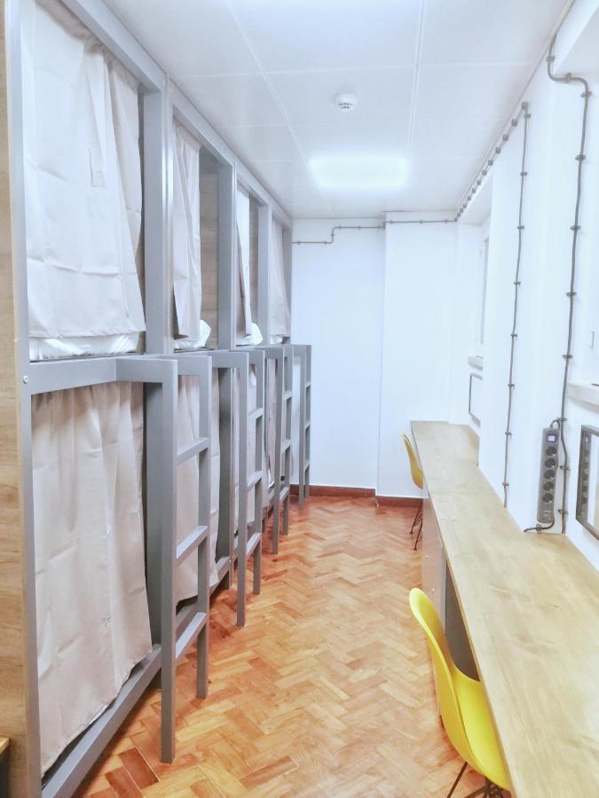 Cama num Dormitório com 8 Camas