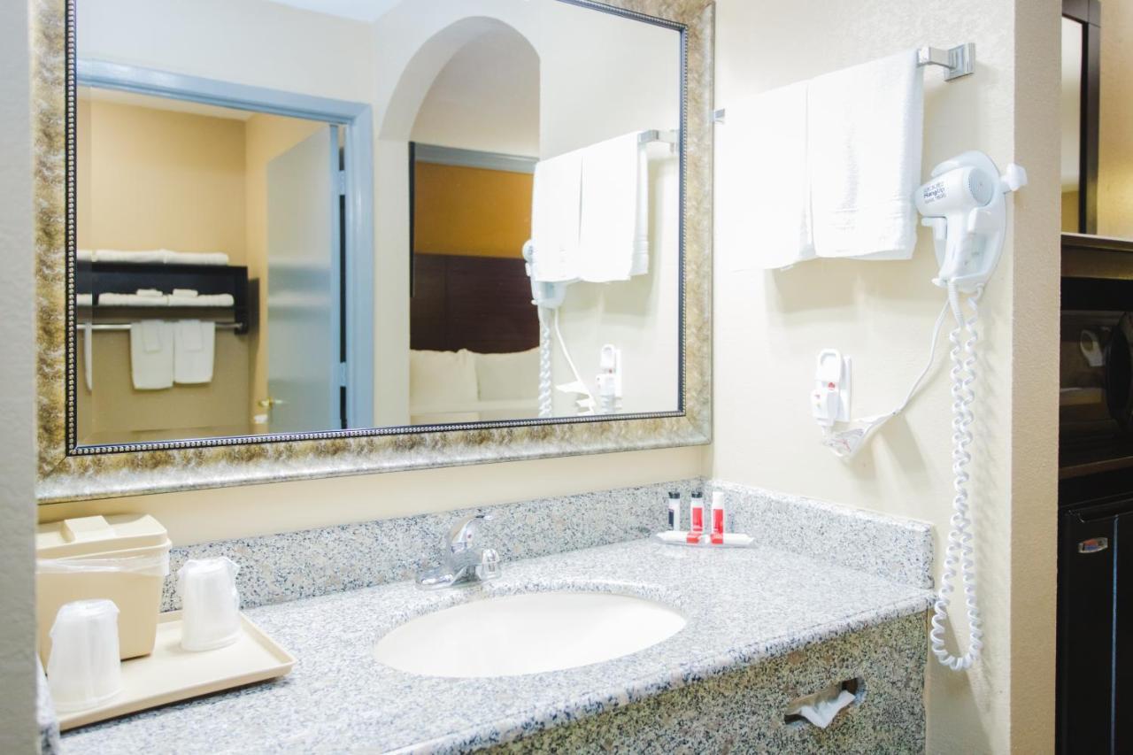 King Room with Roll-In Shower - Mobility/Hearing Accessible - Non-Smoking