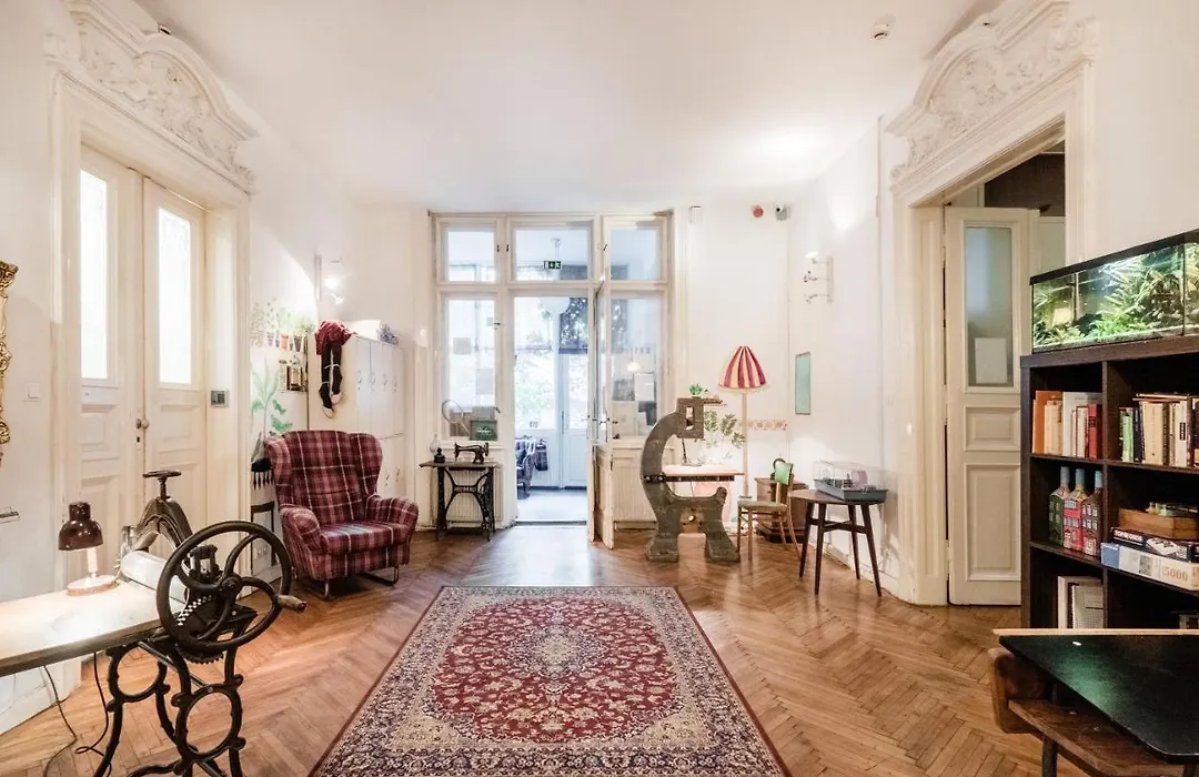 Baroque Hostel & Coworking-1