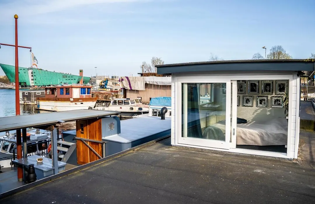 Houseboat-Amsterdam-1