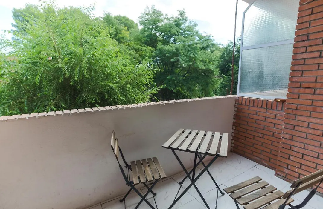 4 Bed-Sleeps 6-Garden-Balcony-Pets-1