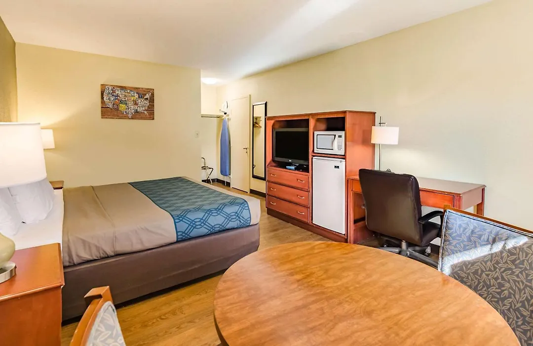 Econo Lodge Lexington Downtown Near I-81-1