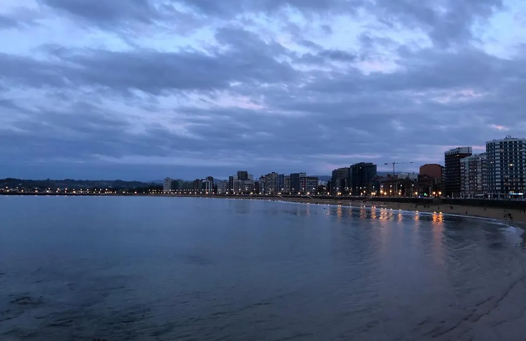 Alojamientos Muelle de Gijón-1
