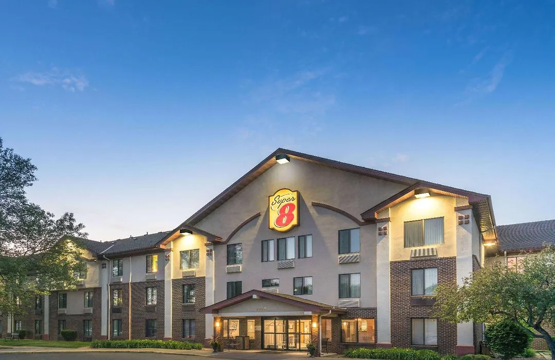 Super 8 By Wyndham Bloomington/Airport-1