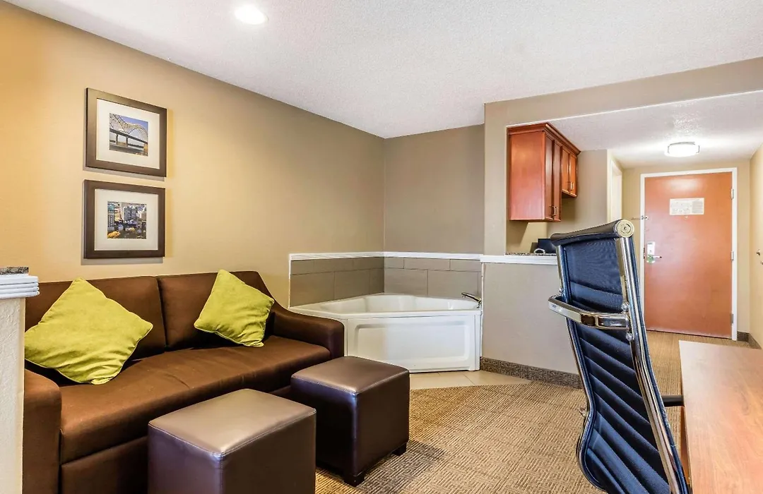 Comfort Inn & Suites Airport-American Way-1