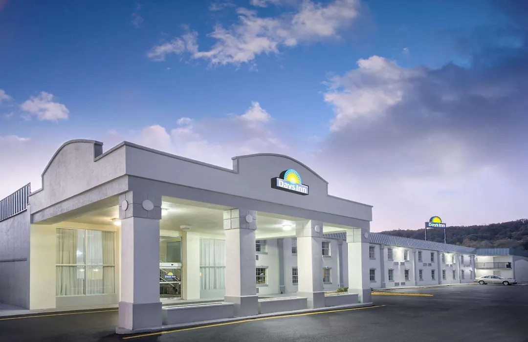Days Inn By Wyndham Roanoke Hollins Near I-81-1