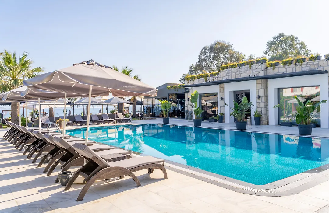 Moyo Luxury Hotel & Beach-1
