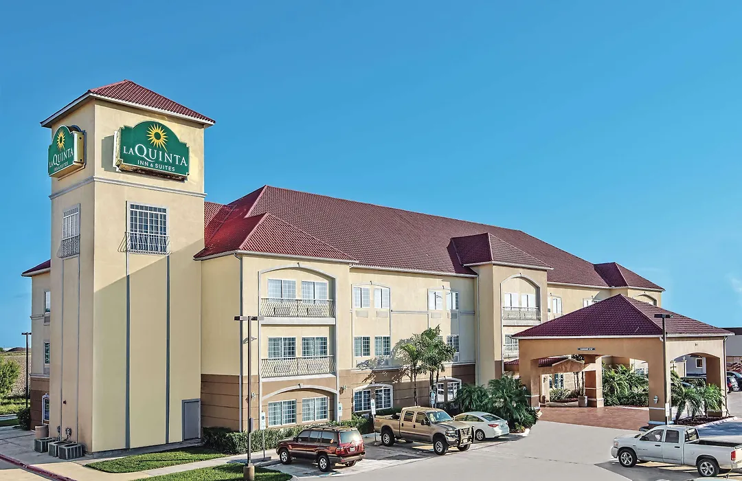 La Quinta Inn & Suites By Wyndham Mercedes Outlet Mall-1