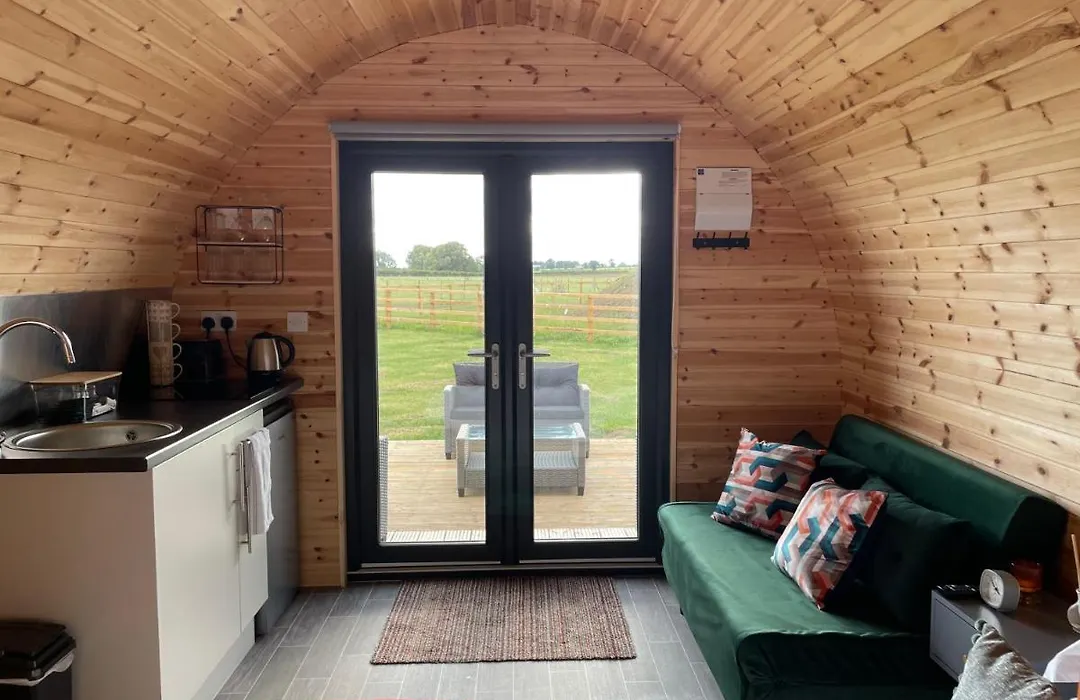 Little Meadow Pods With Hot Tub-1