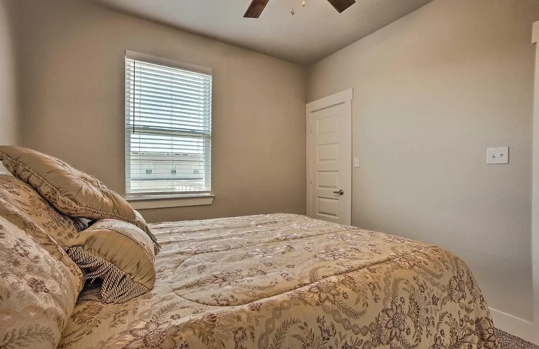 College Station Townhome W/ Furnished Patio!-1