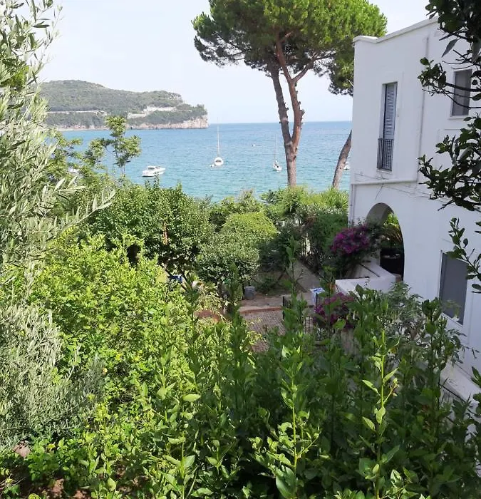 Un letto a Gaeta - Villa a Fontania-1