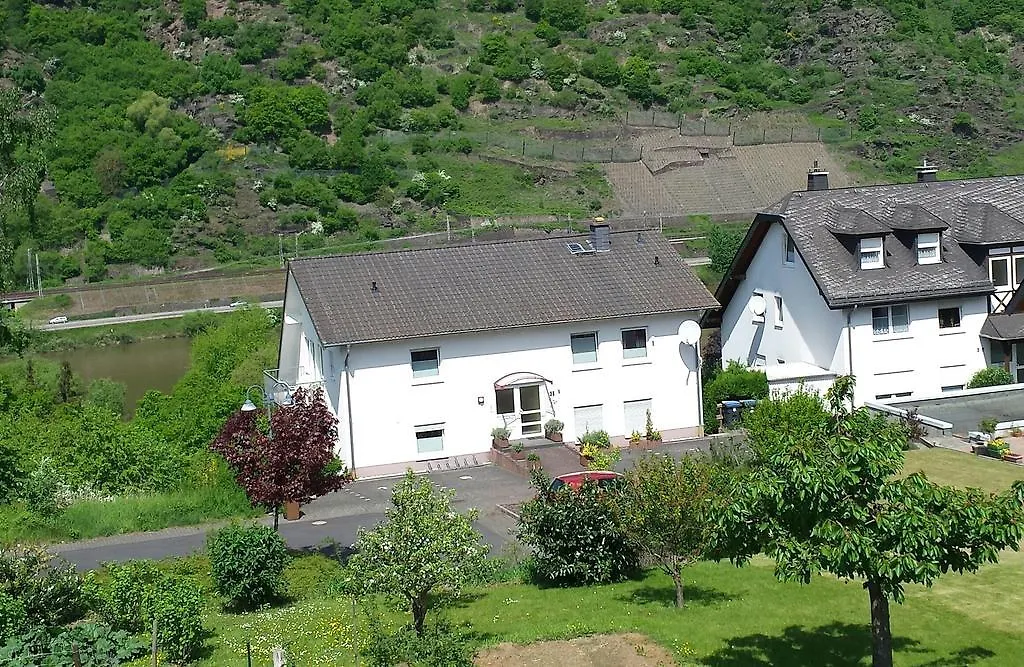 Haus Flora - Ferienwohnungen-1