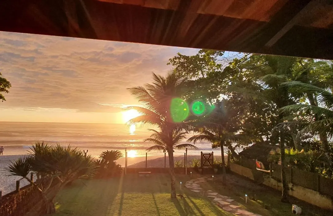 Pé na areia Praia das Toninhas-1
