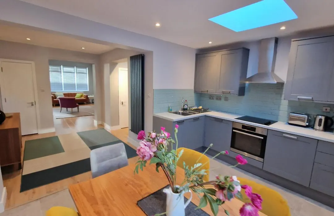 Huge 3 Bedroom House In London E17-1