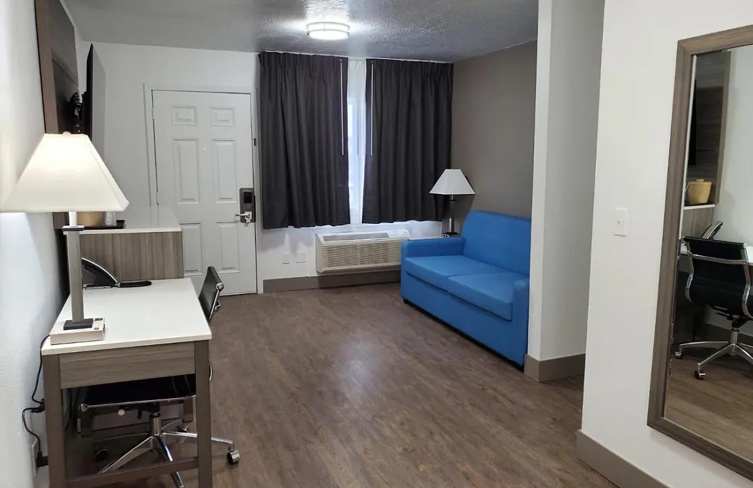 Seven Seas Inn & Suites-1