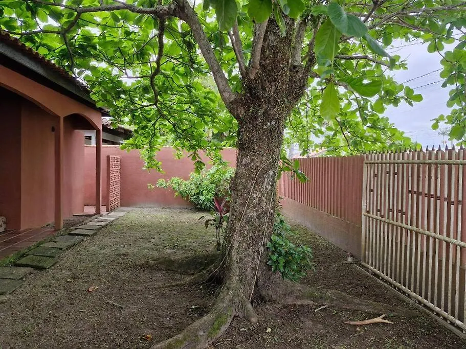 Quarto para quatro pessoas a duas quadras da praia - Balneário Saint Etienne - Matinhos-1