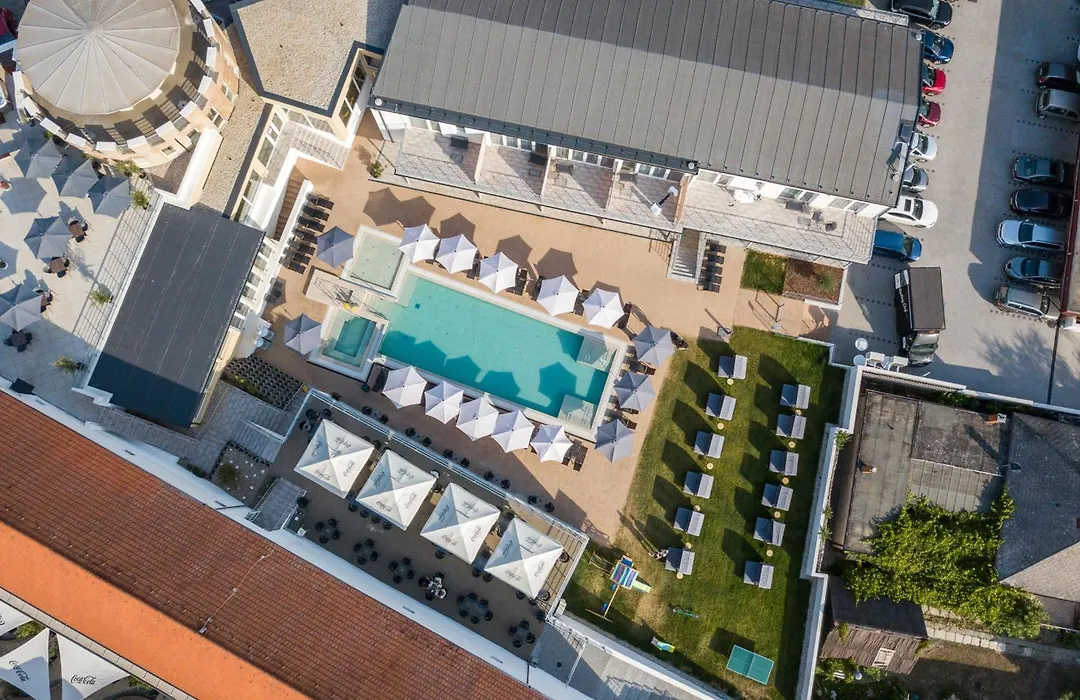 Ce Plaza Hotel-1